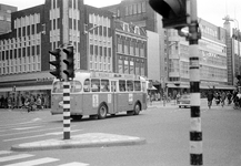 831186 Gezicht in de Lange Viestraat te Utrecht vanaf het Vredenburg.